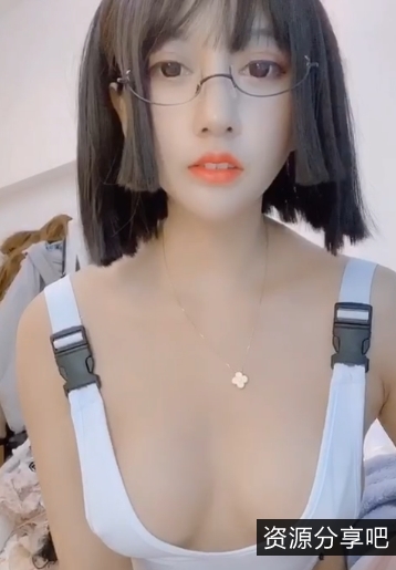 网红过期米线线火爆新写真：护士服、JK风格、6点半的月亮，沉醉于美的世界里！