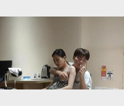 高清修复：AI技术定格老阿姨玩乐，口味年轻妹子穿着性感斑纹吊带裙