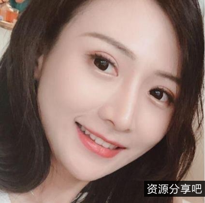精选美女与男友的浪漫瞬间：网红{{网红名字}}的颜值身材美若天仙，倒立擦1V99M的男朋友，网络攻击火花四溅