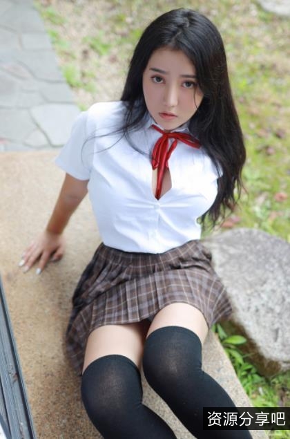 某推女神软学姐的视频资源：胸前软肉女神、热情似火，让观众们深深的感受到她的魅力！