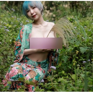 《绝美花神：网红黎菲儿穿着性感衣服漫步沙滩，走在花园里绚丽的花朵，让人心旷神怡》