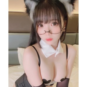 网红霜月shimo在Fantia23.02月的订阅合集：火热的烈焰，温柔的花儿，若梦的魅力无可比拟。