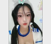 《巨R美女：精彩诱惑舞蹈秀，拥有完美身材和高颜值，9V车灯点亮舞台！》