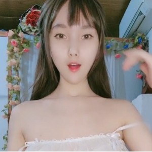 粉红色小英：38v35g宿舍直播收藏狂潮