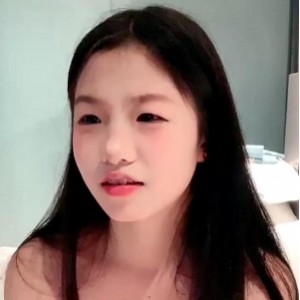 在读校花自拍宇吖最新合集2V1.7G，网友实锤，学校坏人闹大