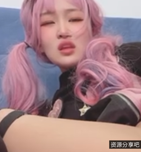 百度云小鹿酱露脸福利姬合集52部26G，水滴车头灯显眼