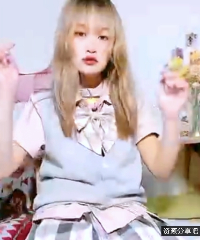 百度云小鹿酱露脸福利姬合集52部26G，水滴车头灯显眼